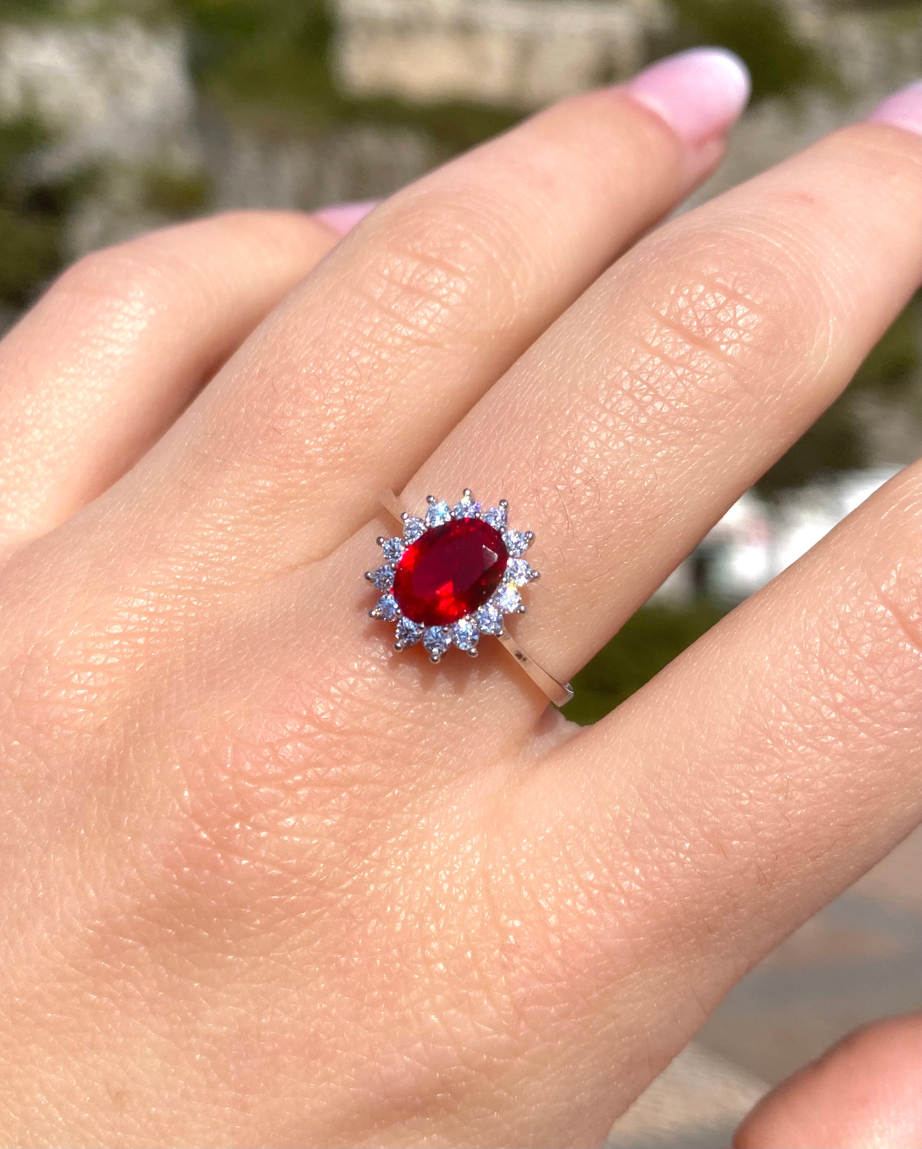 Anello luminoso rosso rubino