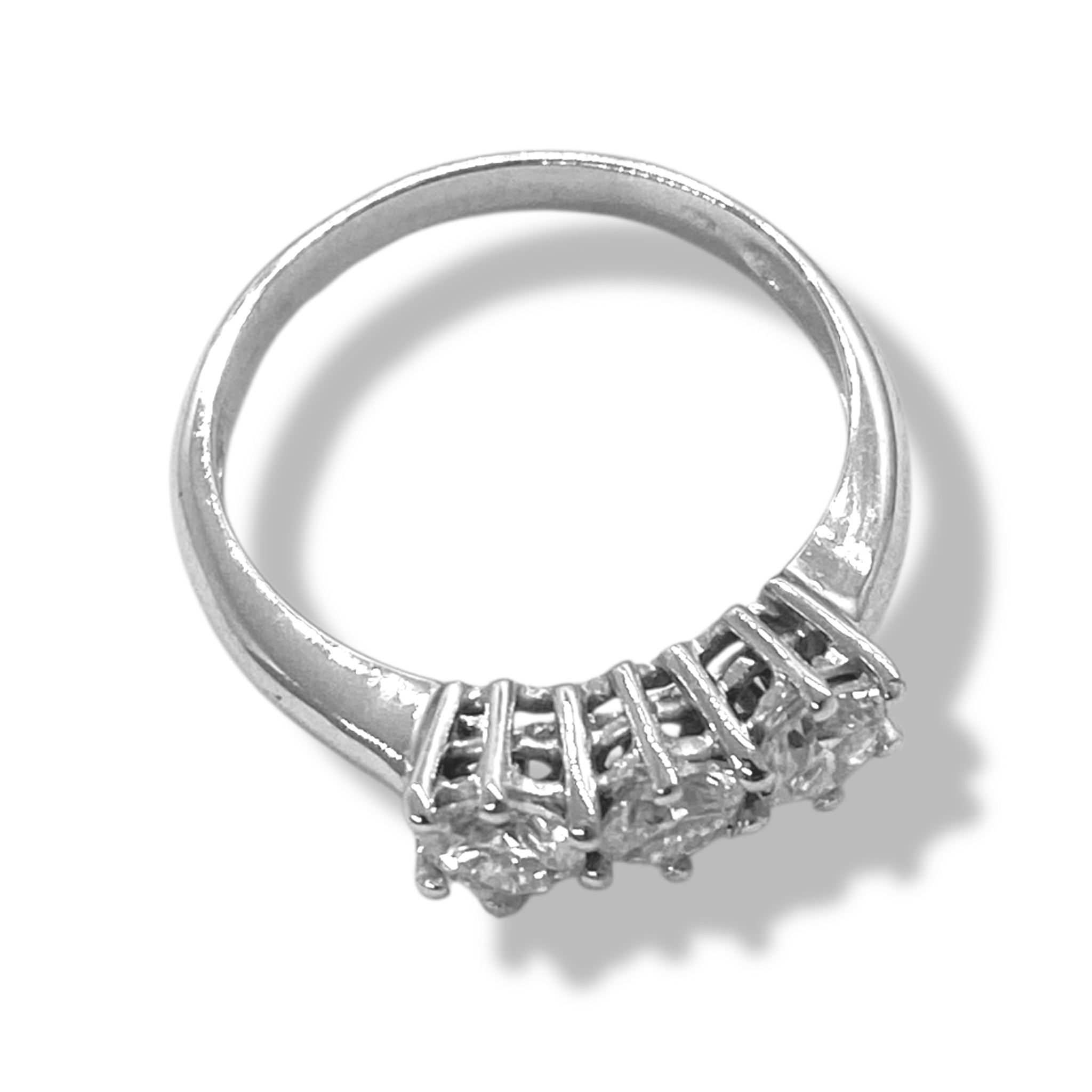 Anello Trilogy con moissaniti luminose