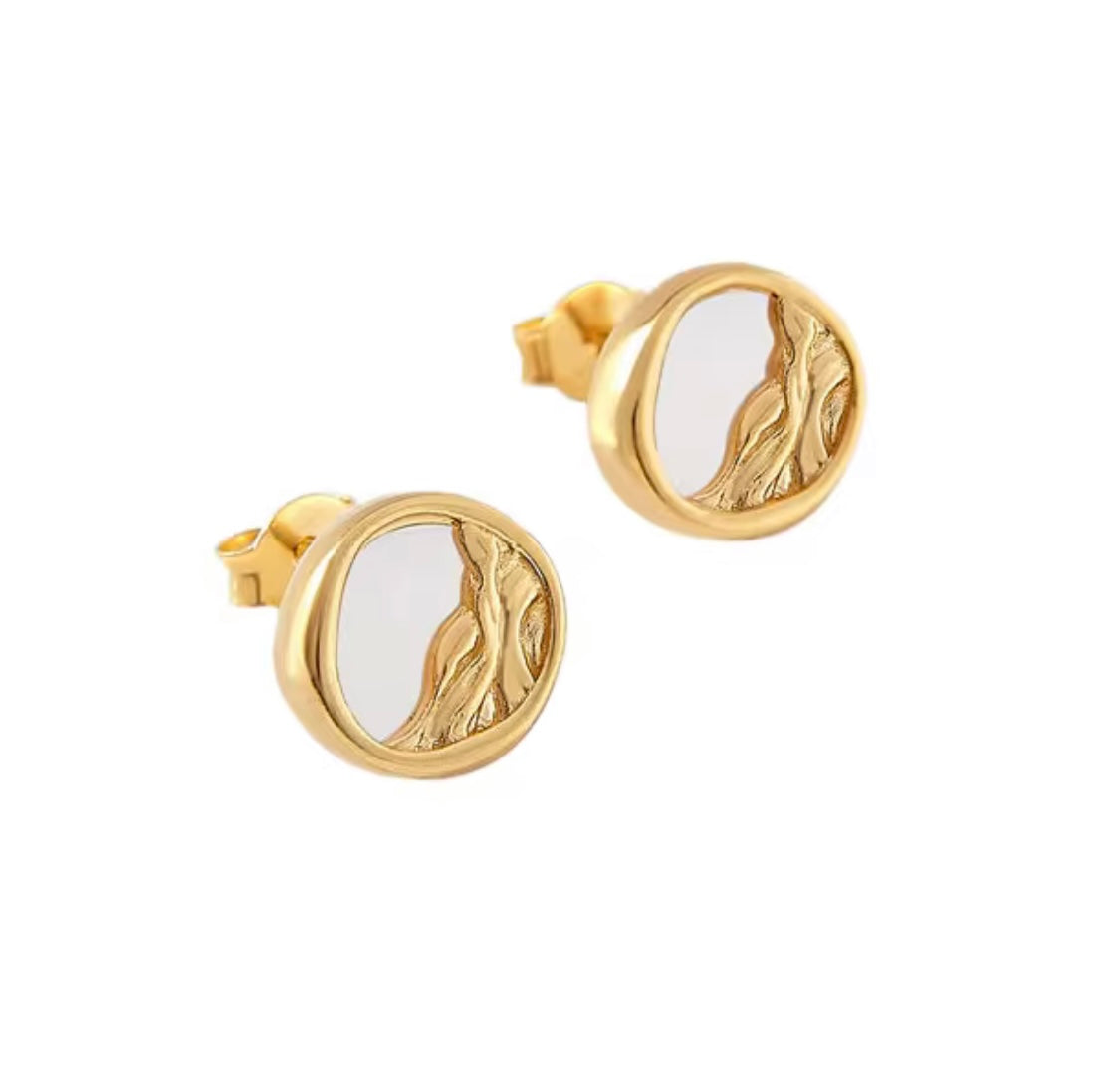 Orecchini bottone effetto martellato con madreperla