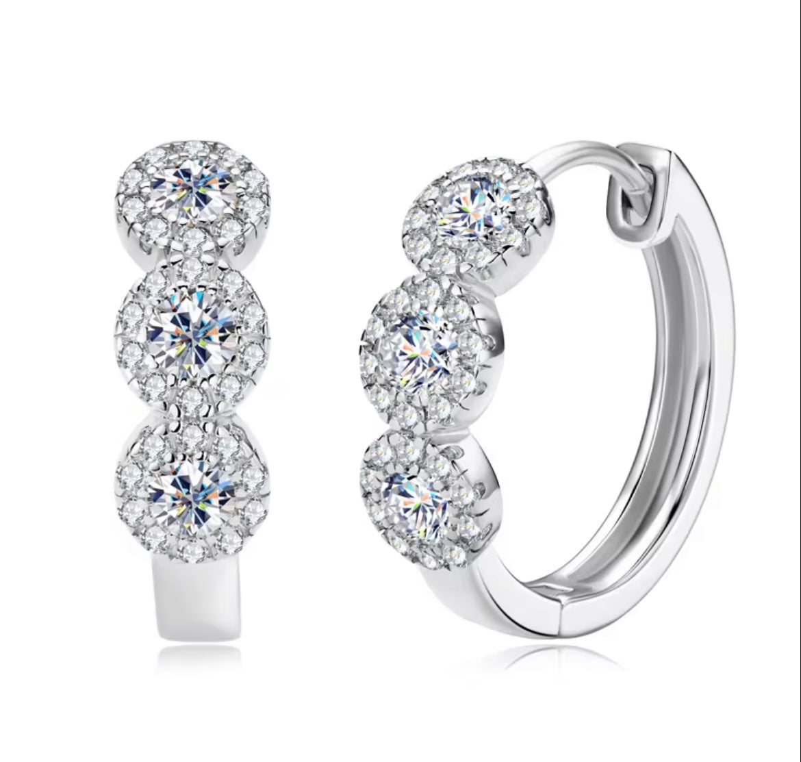 Orecchini a cerchi con pavé a fiore in Moissanite