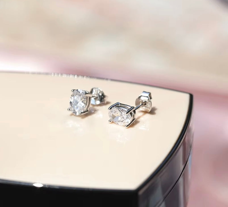 Orecchini ovale con moissaniti D color Purezza VVS