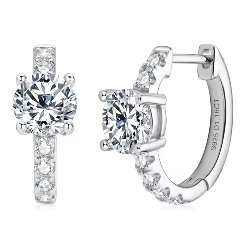Orecchini con pavé in moissanite e moissanite centrale da 1ct