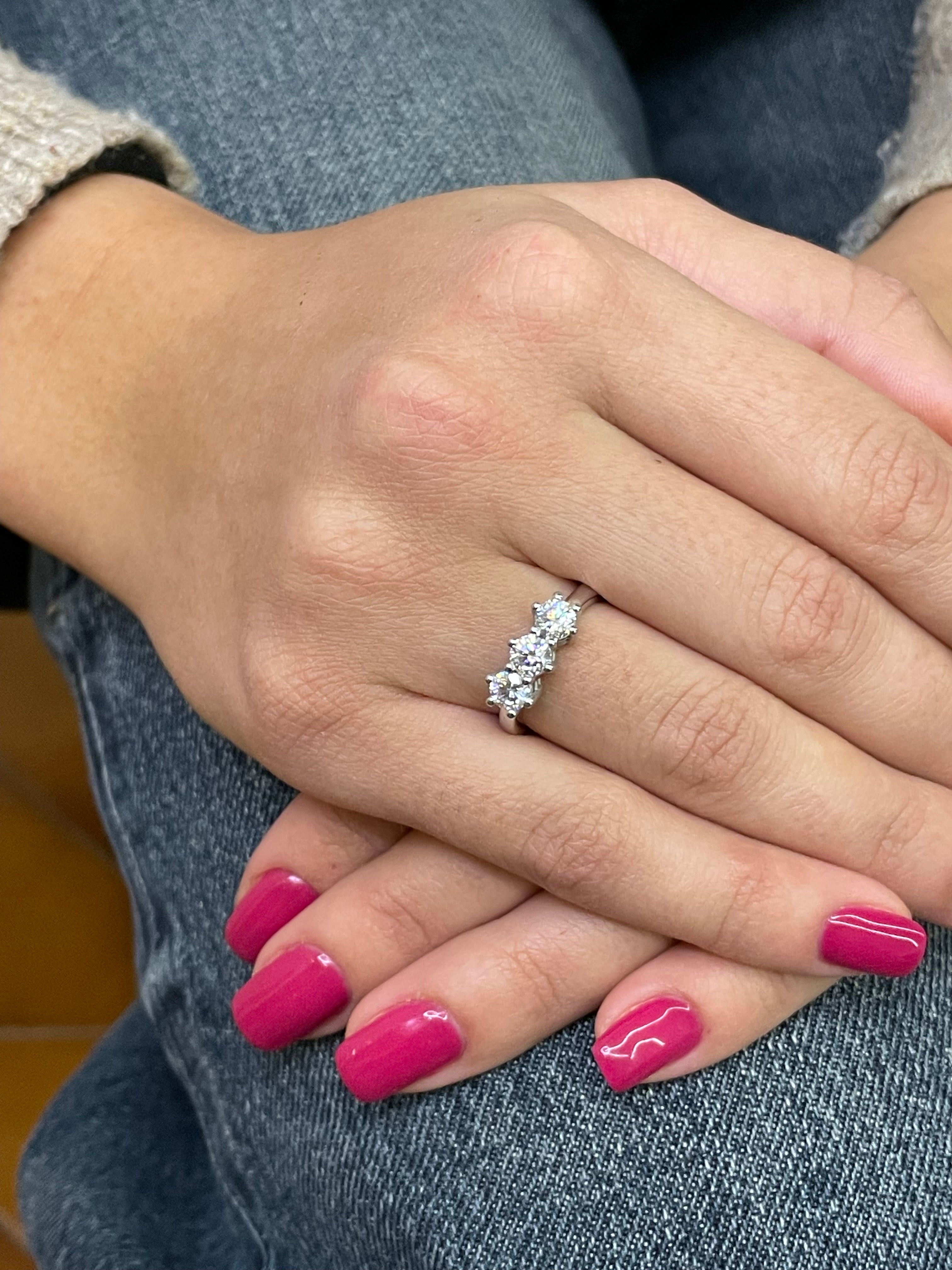 Anello Trilogy in oro bianco 18kt con moissanite 1.05