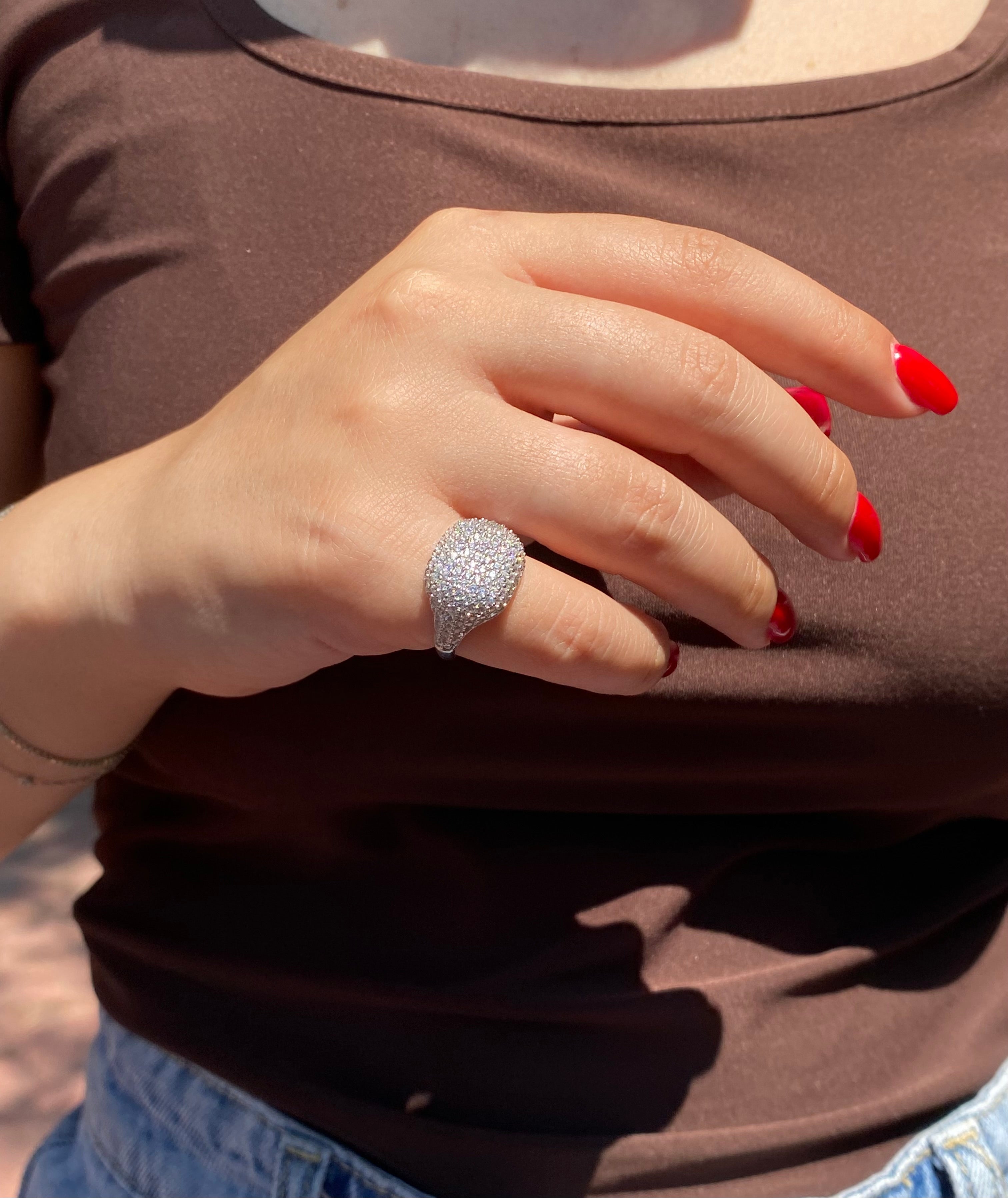 Anello chevalier da mignolo con pavé di pietre scintillanti