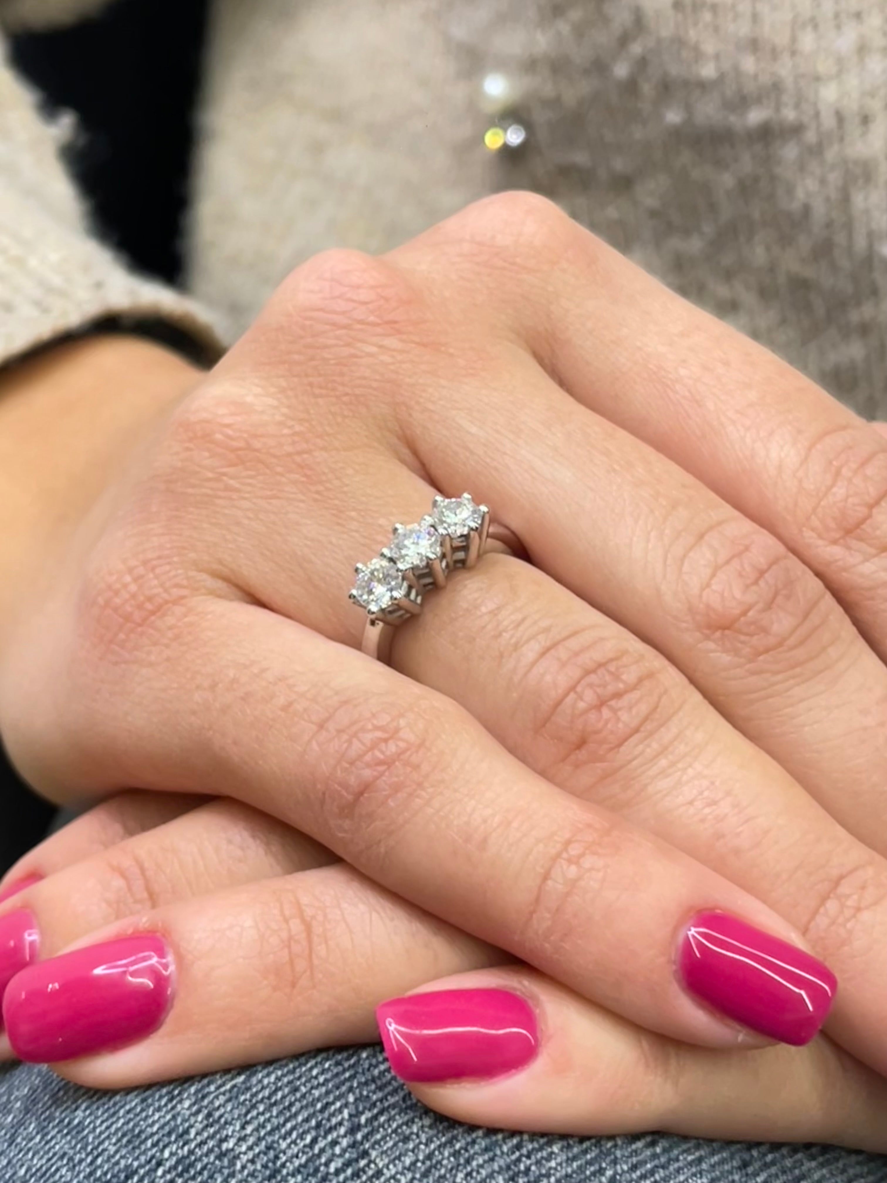 Anello Trilogy in oro bianco 18kt con moissanite 1.05