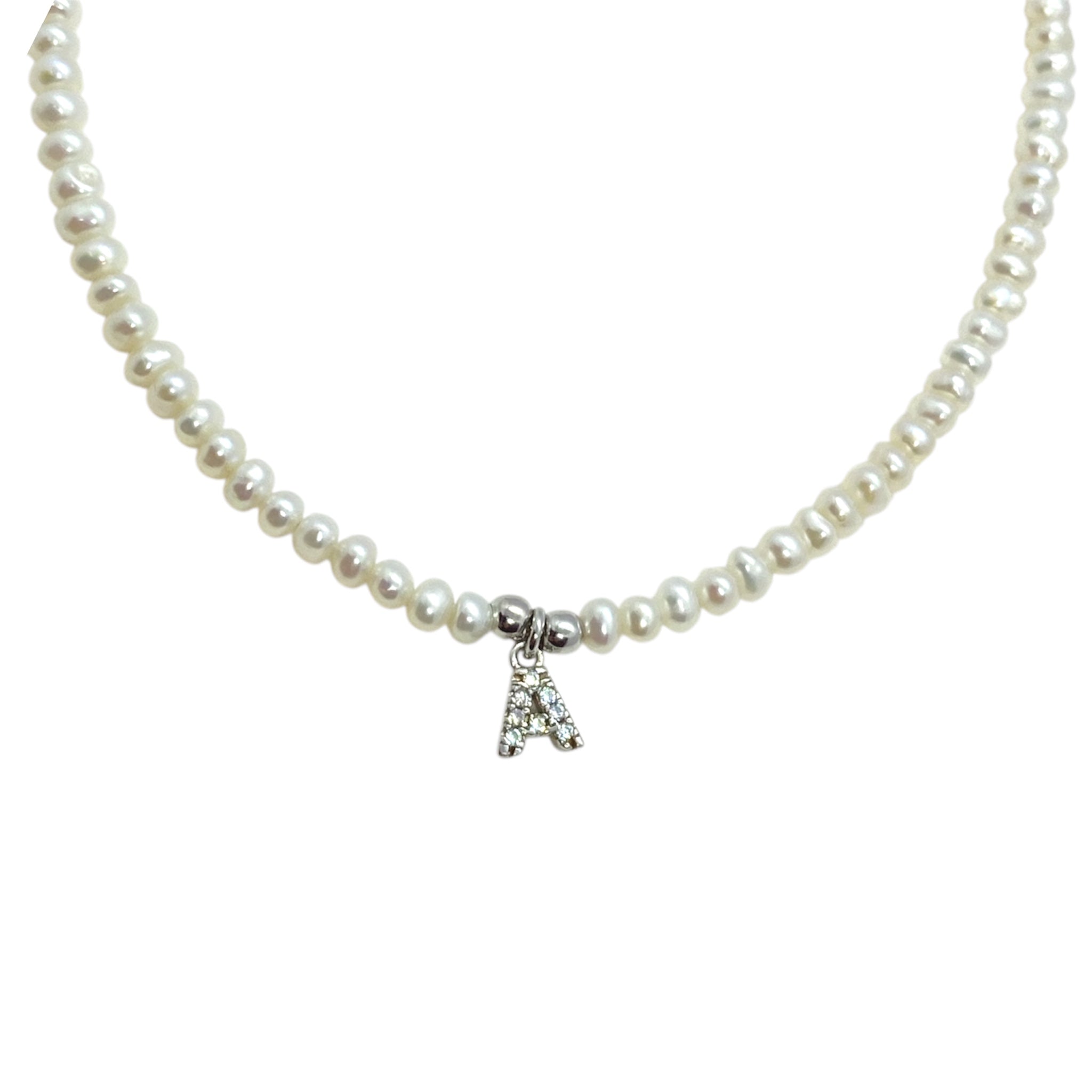 Collana in perle di fiume naturali con lettera luminosa