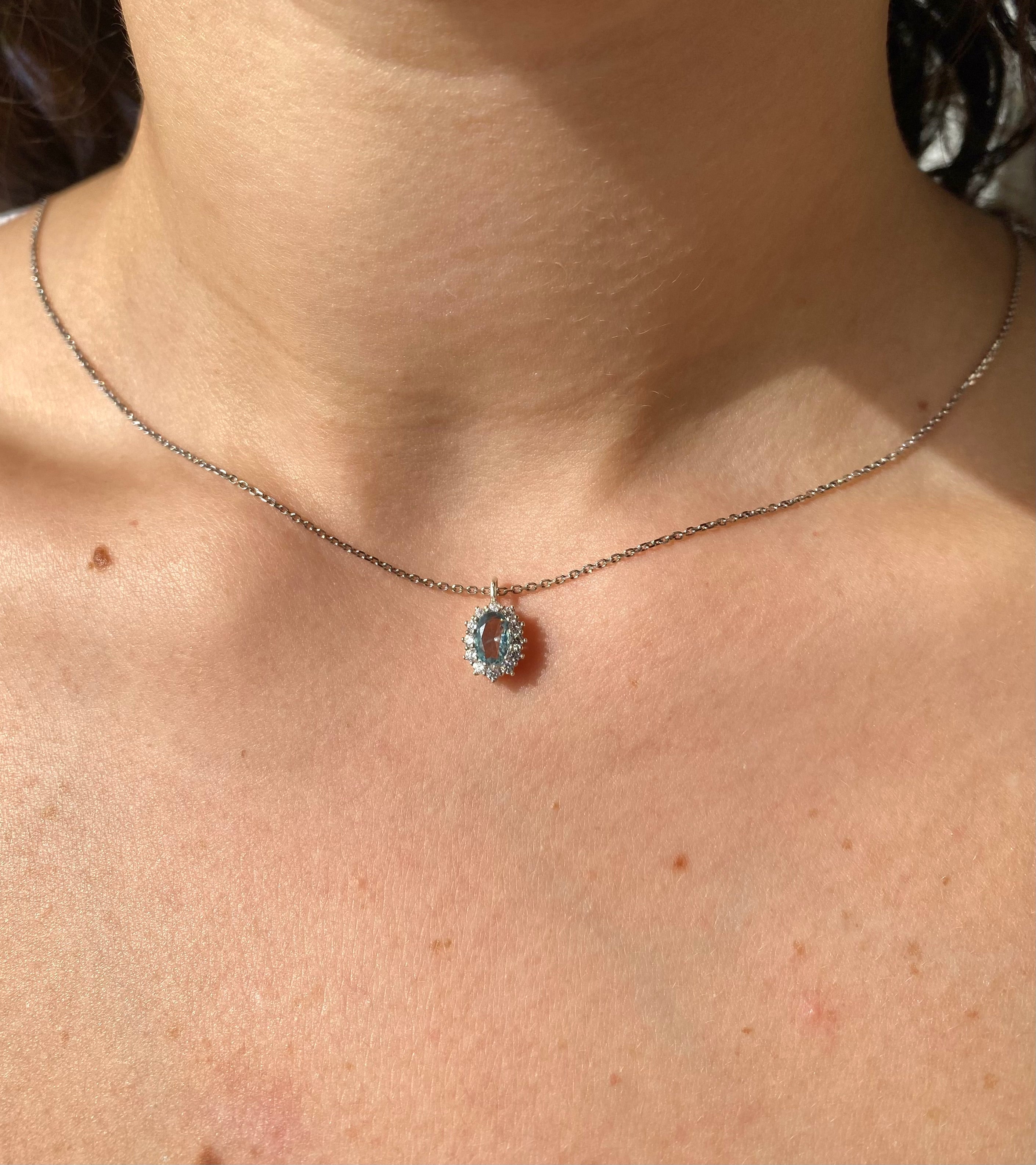 Collana ovale scintillante azzurro