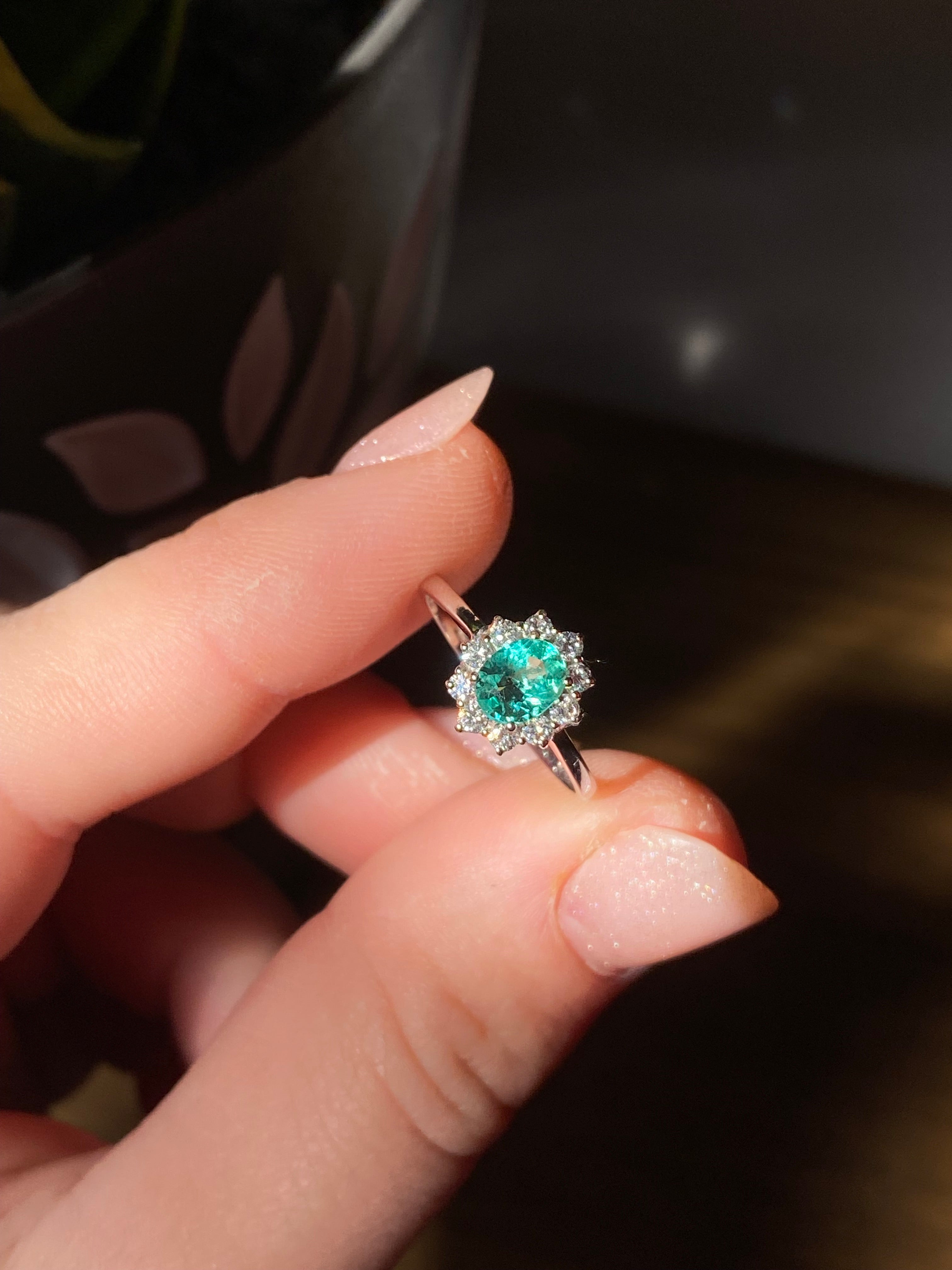 Anello in oro bianco con smeraldo naturale da 0.59 ct e diamanti da 0.30 ct