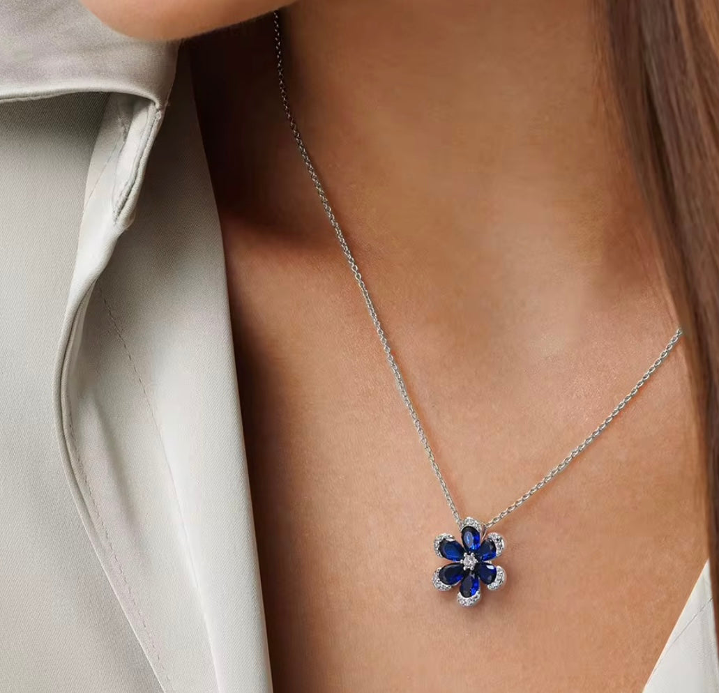 Collana petali blu luminosa